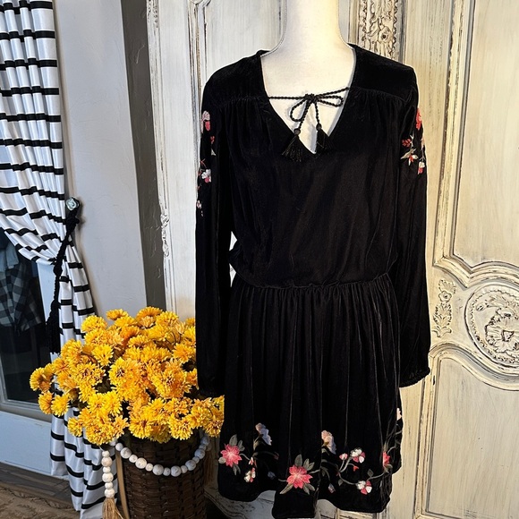 a.n.a NWT Black Ember Velvet Embroidered Long Sleeve Dress - Picture 1 of 11